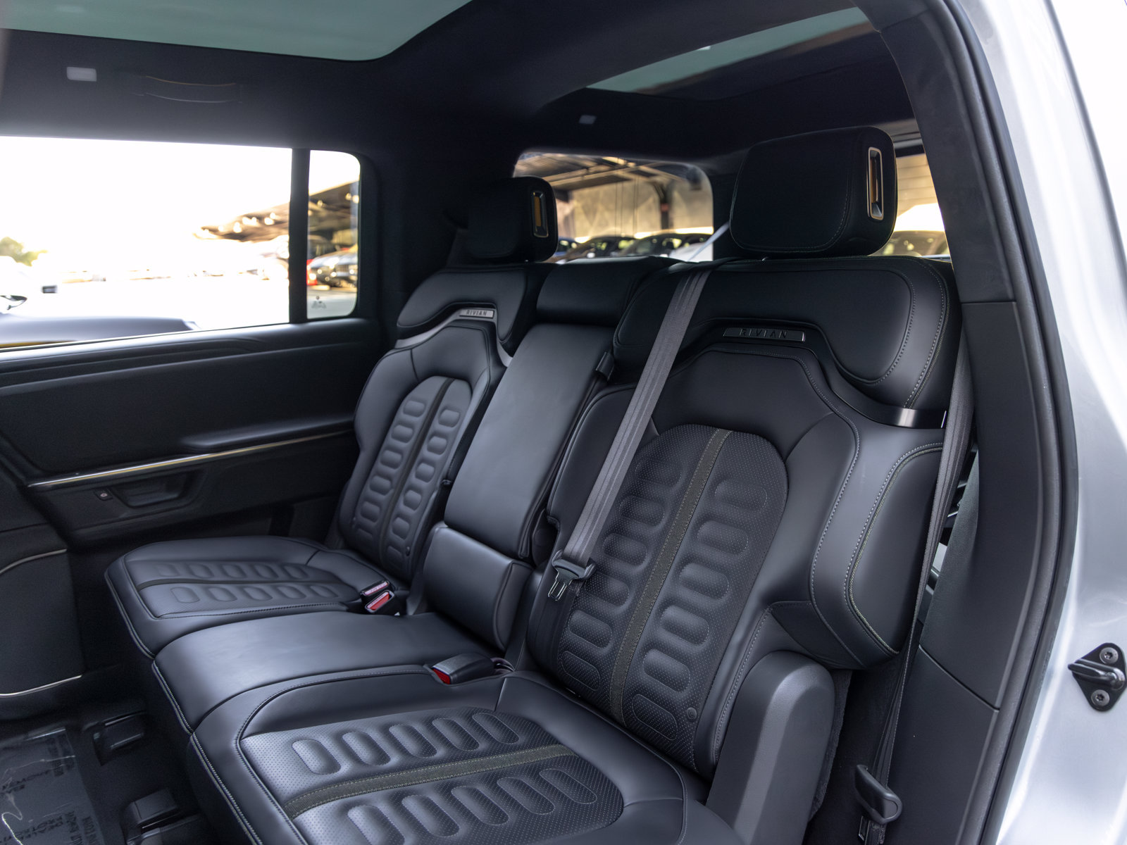 Used 2025 Rivian R1S Adventure Dual AWD/4WD image 41
