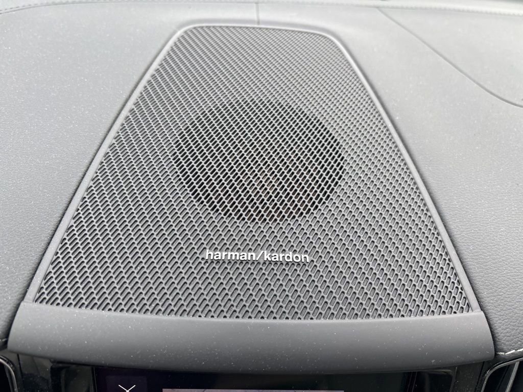 Certified 2024 Volvo XC60 T8 Ultimate w/ Protection Package Premier image 24