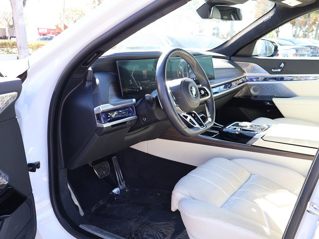 Used 2023 BMW 760i xDrive image 31