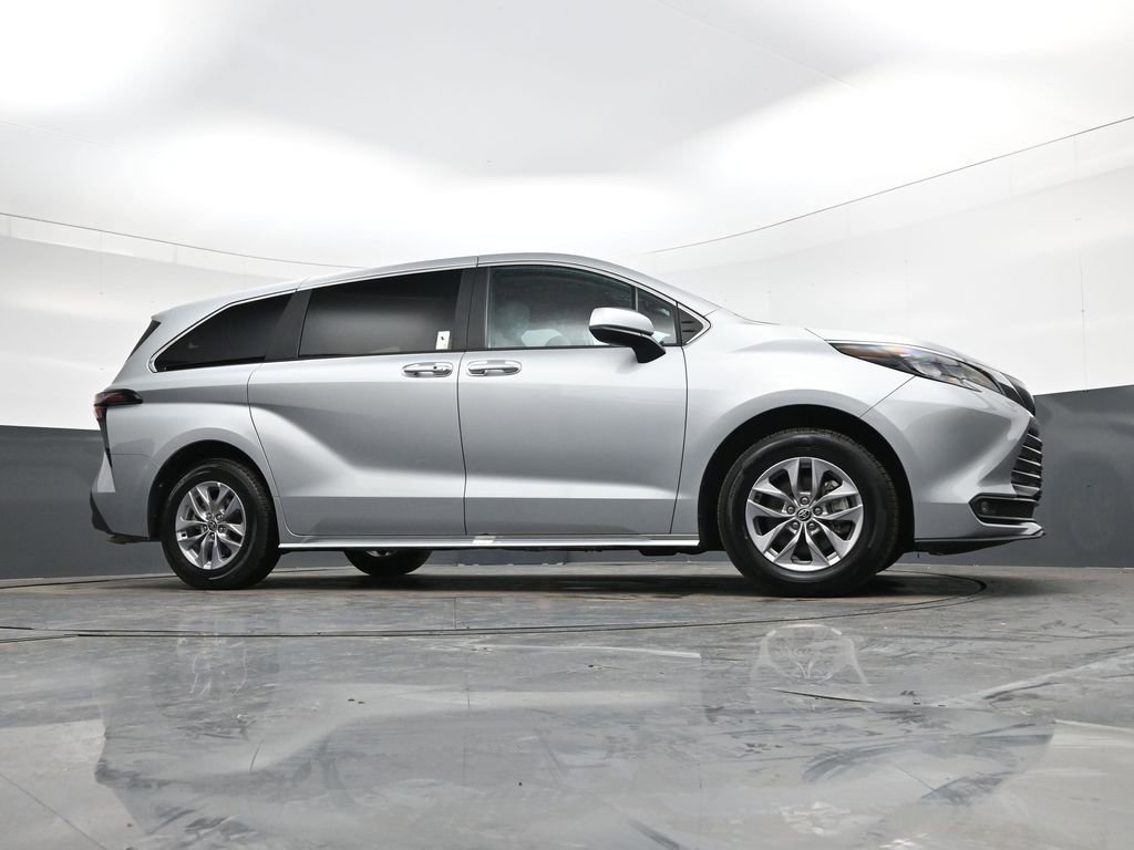 Used 2025 Toyota Sienna XLE image 37