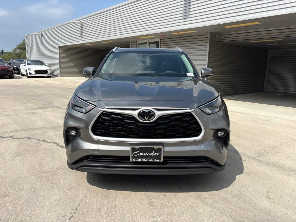 Used 2025 Toyota Highlander XLE FWD image 2