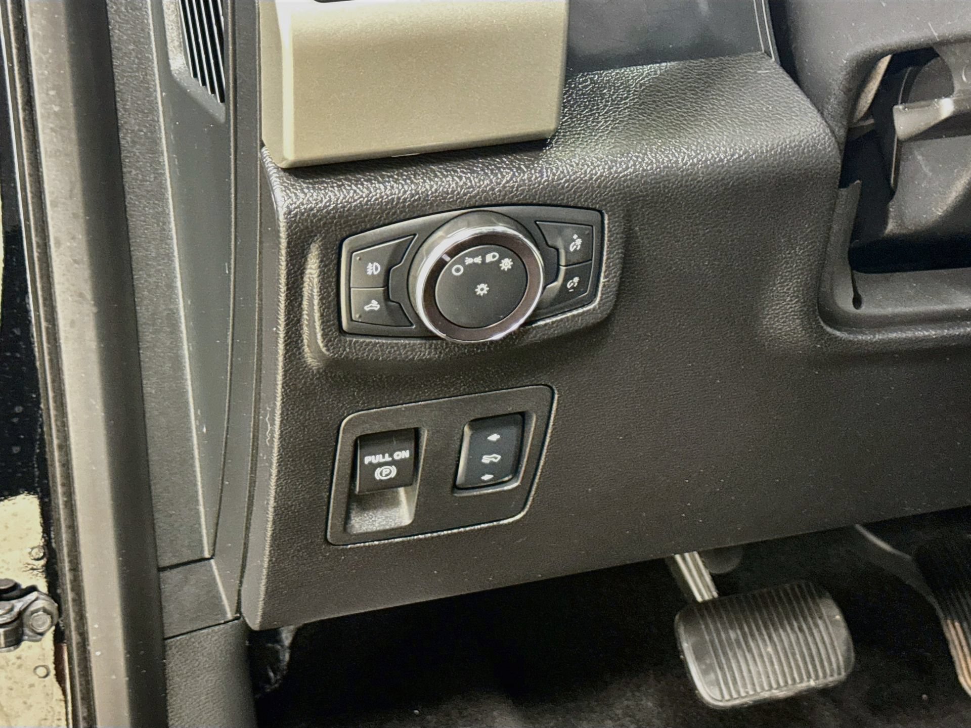 Used 2018 Ford F150 Lariat w/ Trailer Tow Package RWD image 10