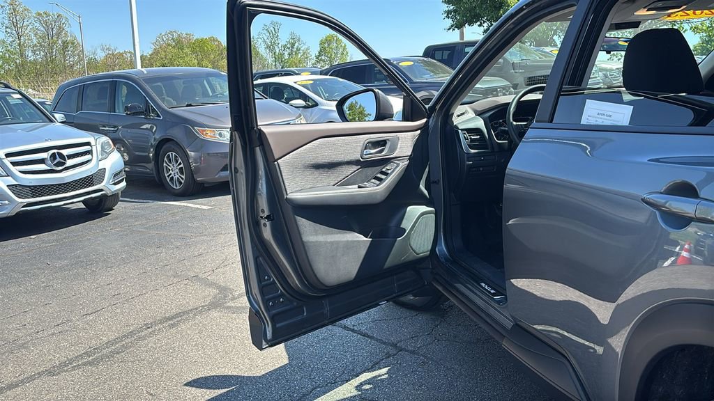 Used 2023 Nissan Rogue SV AWD/4WD image 11