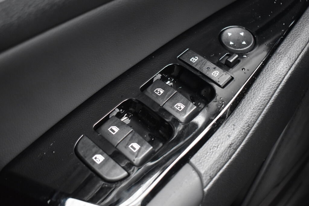 Used 2025 Kia Sportage EX image 16
