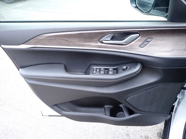 New 2025 Jeep Grand Cherokee L Limited w/ Black Appearance Package image 15