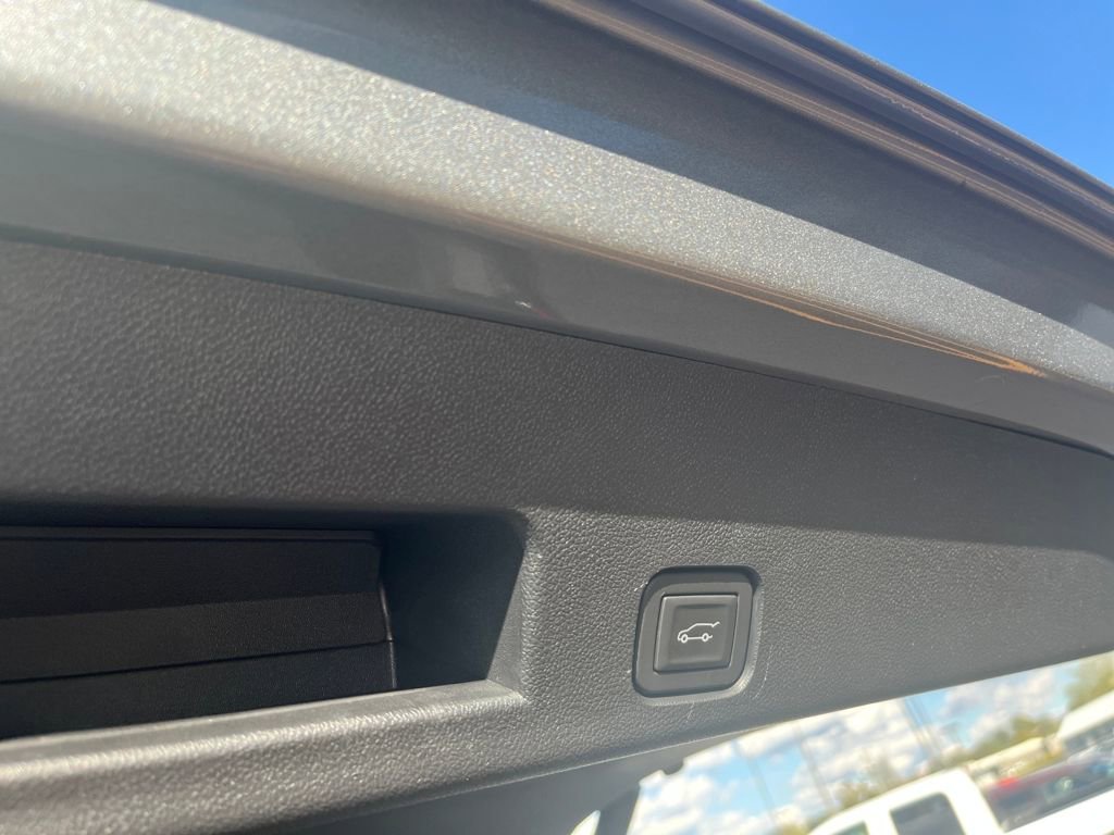 Used 2025 GMC Acadia Elevation image 25