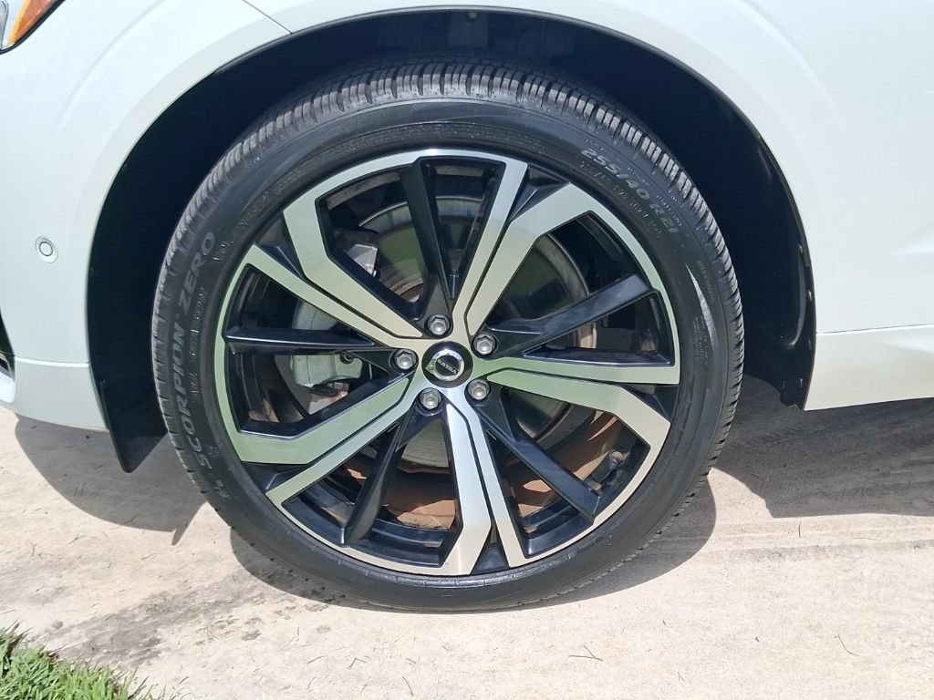 Certified 2024 Volvo XC60 T8 Ultimate AWD/4WD image 3