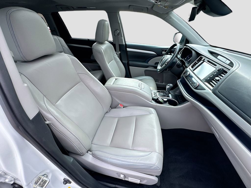 Used 2019 Toyota Highlander XLE image 28