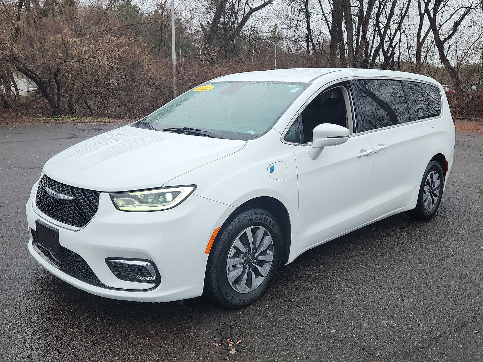 Used 2022 Chrysler Pacifica Touring-L image 3