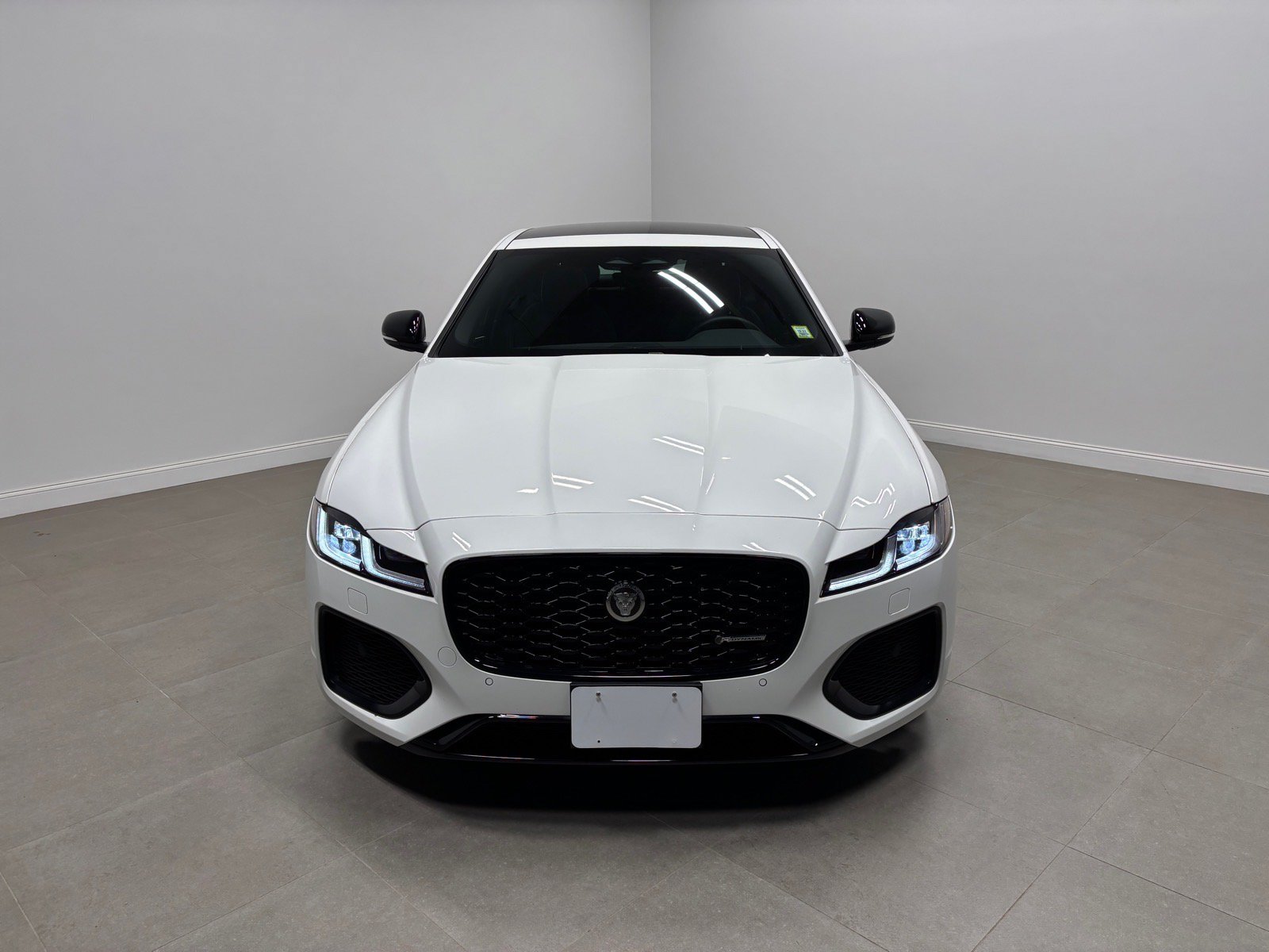 Used 2024 Jaguar XF R-Dynamic SE AWD/4WD image 3
