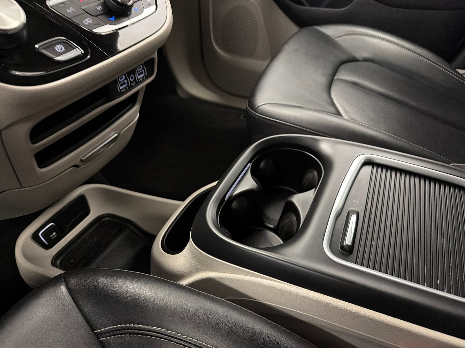 Used 2024 Chrysler Pacifica Touring-L FWD image 31