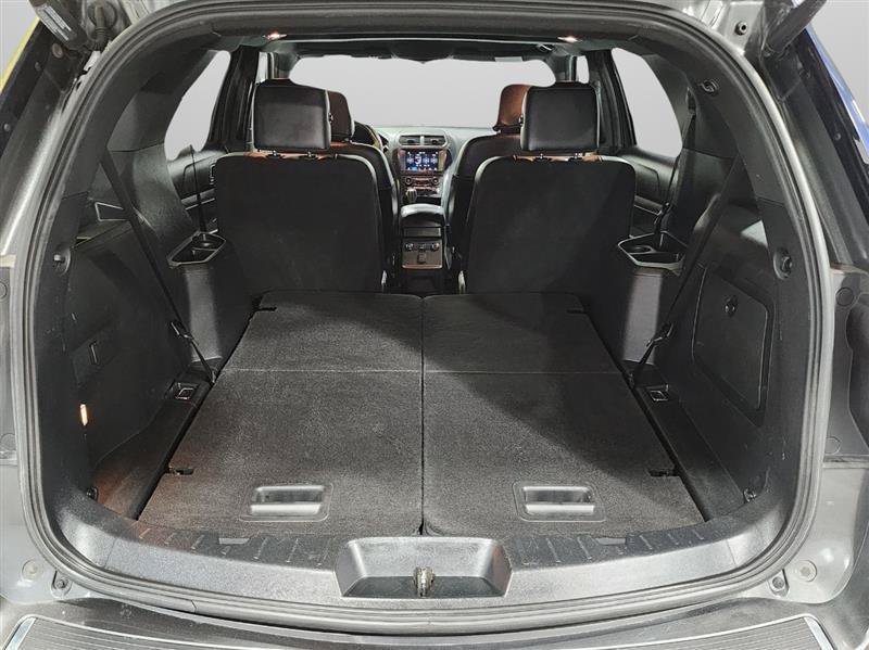 Used 2018 Ford Explorer XLT w/ Equipment Group 202A AWD/4WD image 38