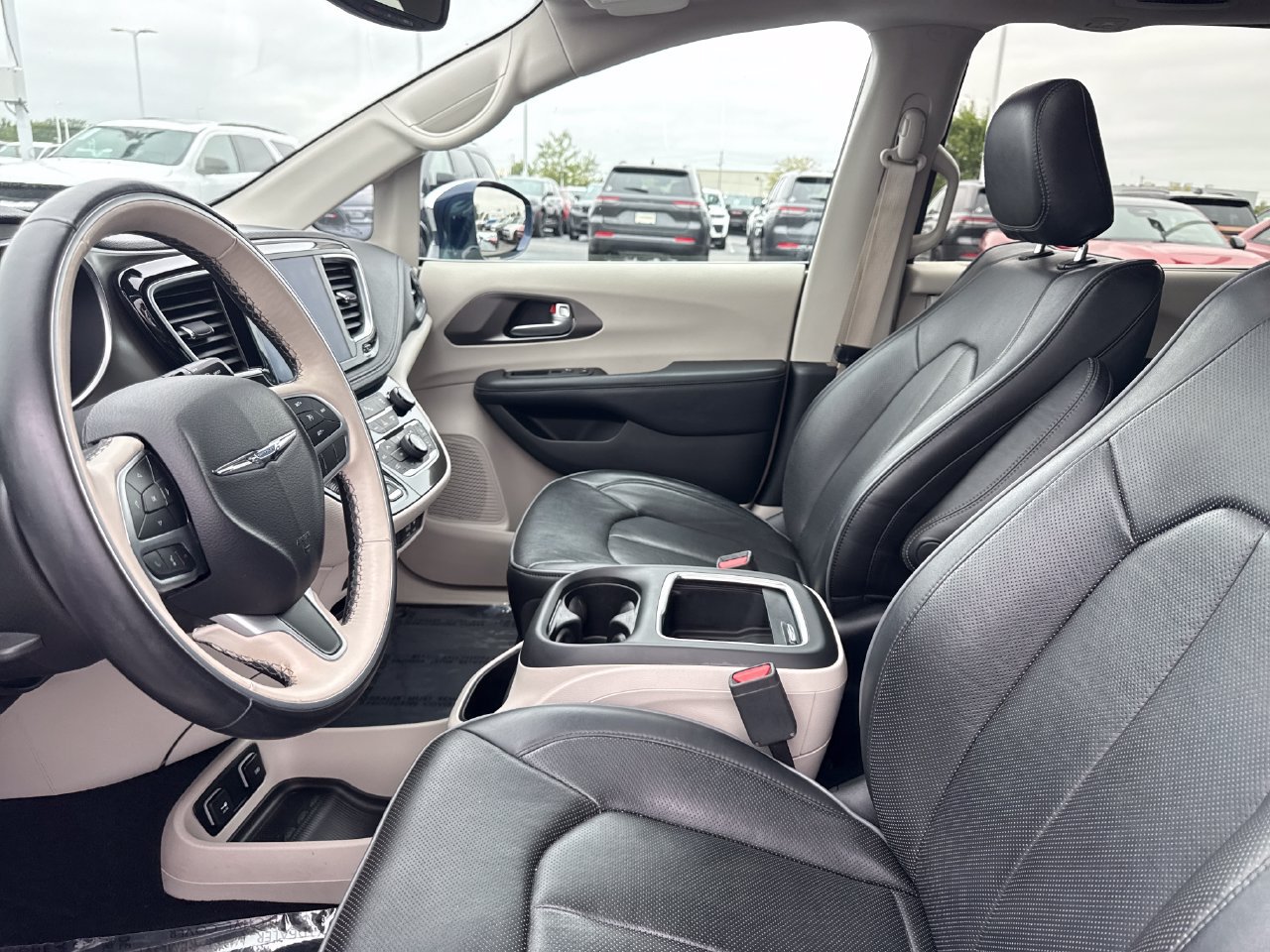 Used 2018 Chrysler Pacifica Limited FWD image 12