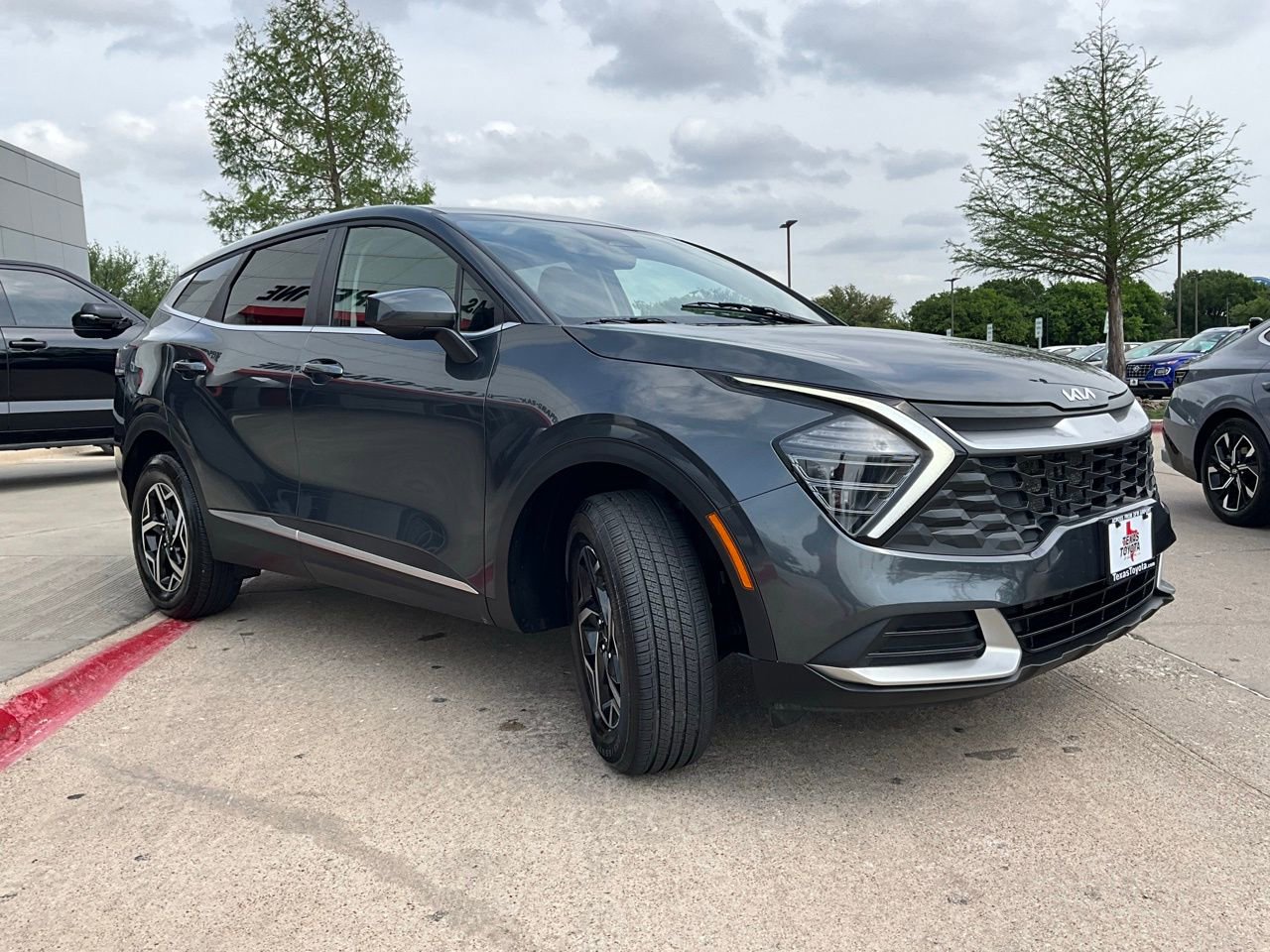 Used 2025 Kia Sportage LX image 4