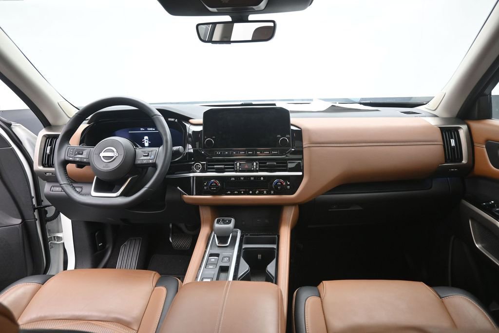 Used 2024 Nissan Pathfinder Platinum FWD image 12