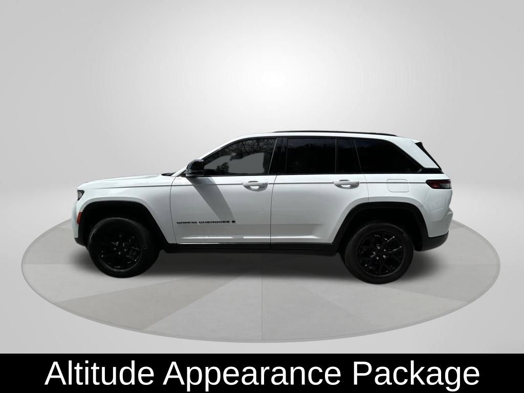 Used 2024 Jeep Grand Cherokee Altitude image 4