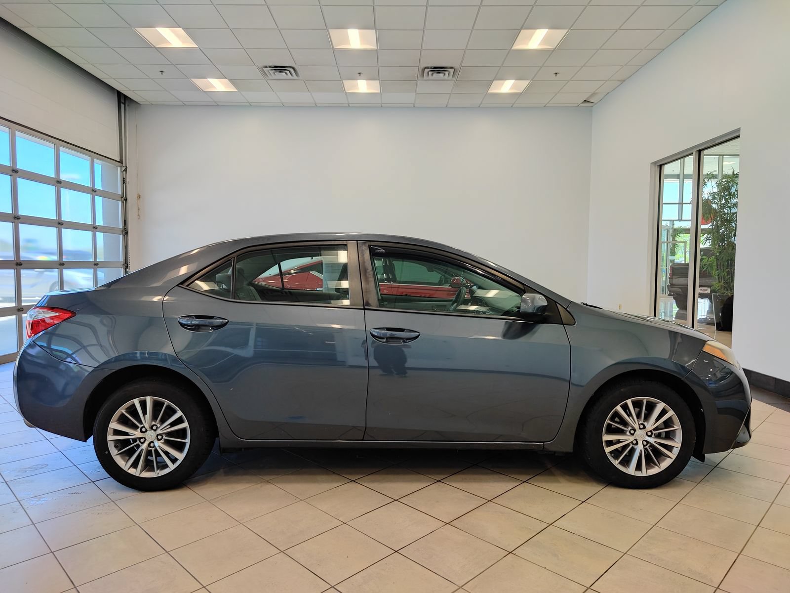 Used 2014 Toyota Corolla LE FWD image 2