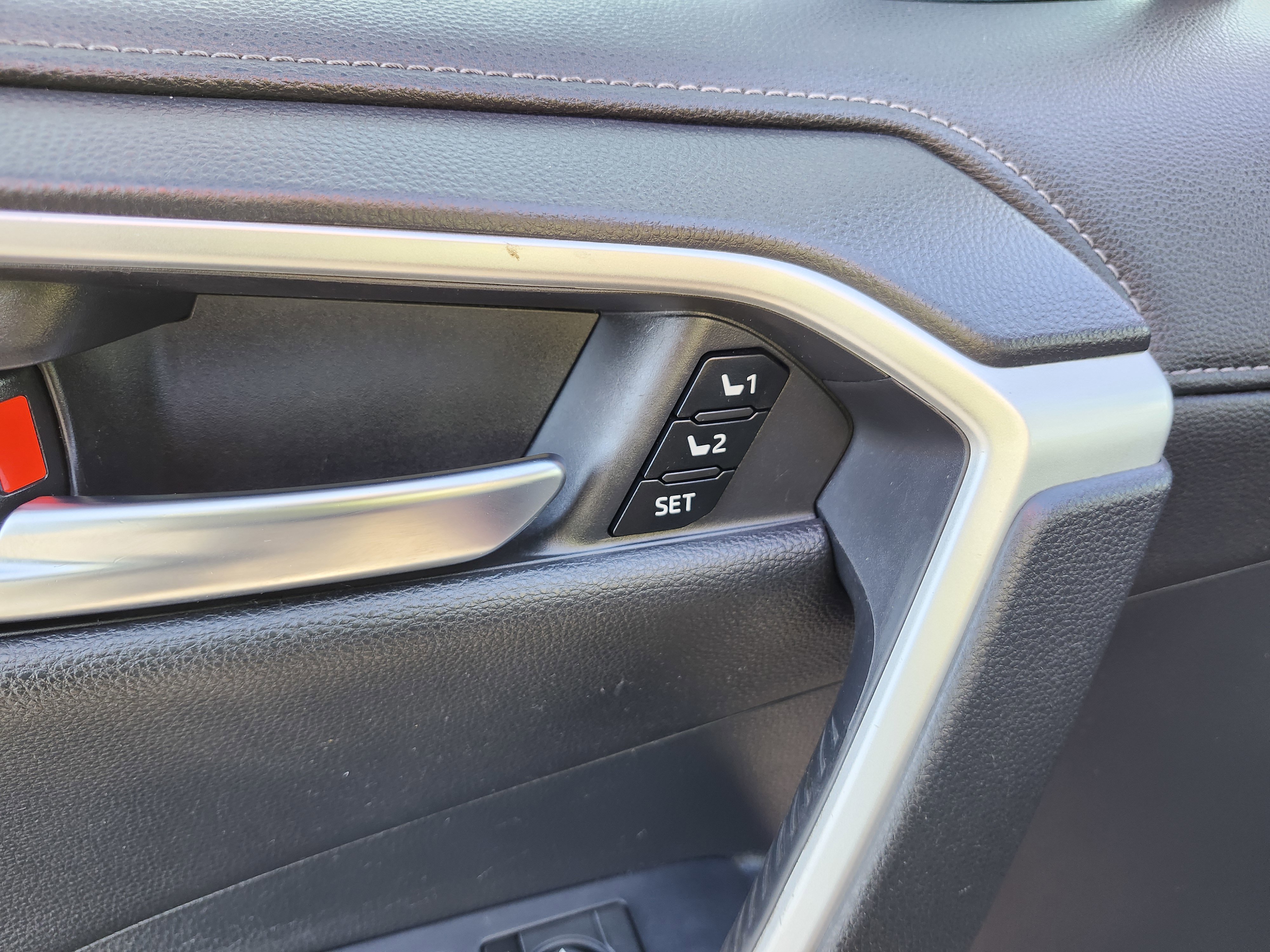 Used 2019 Toyota RAV4 Limited w/ Advanced Technology Package FWD image 29