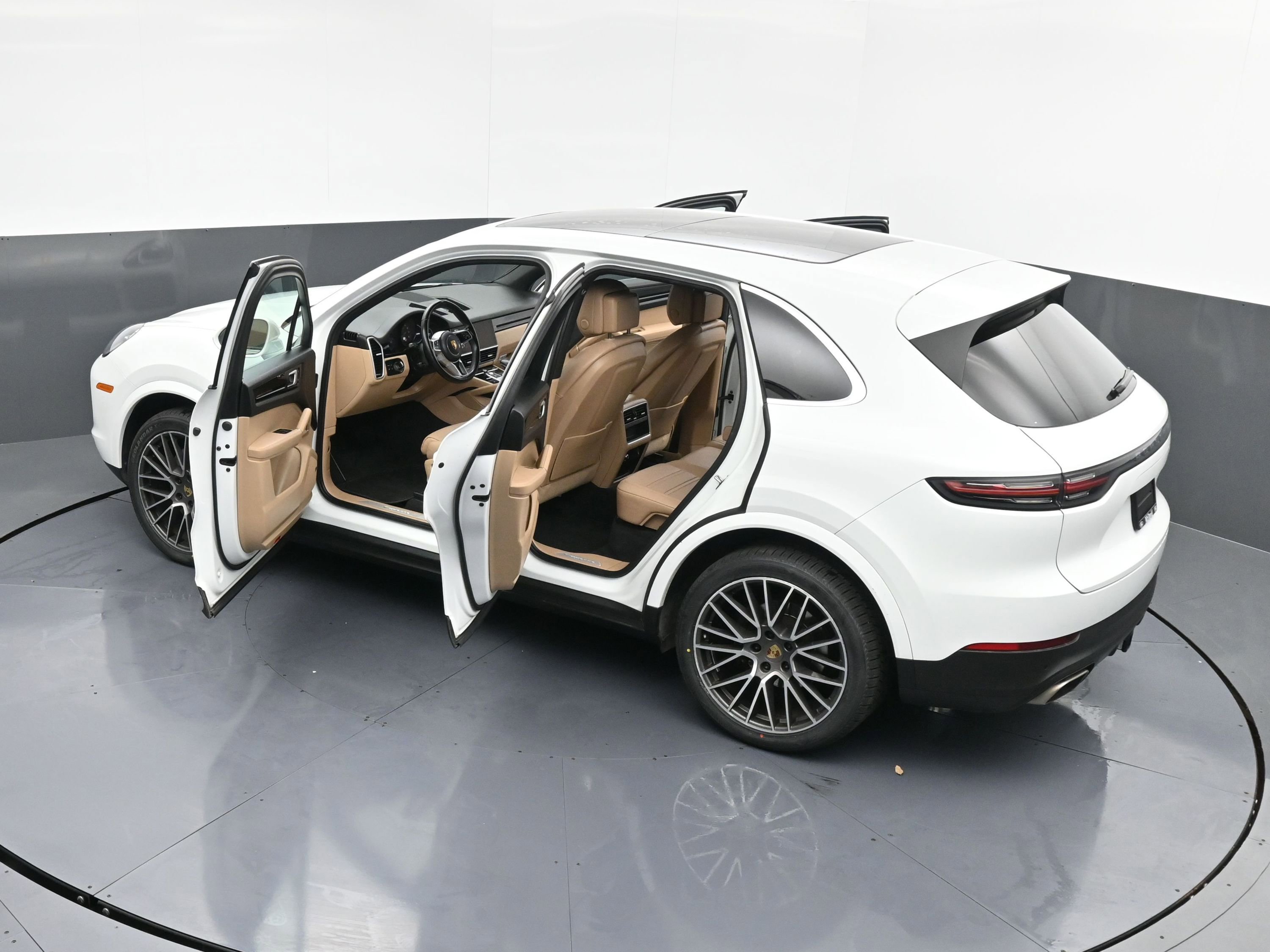 Used 2022 Porsche Cayenne image 48