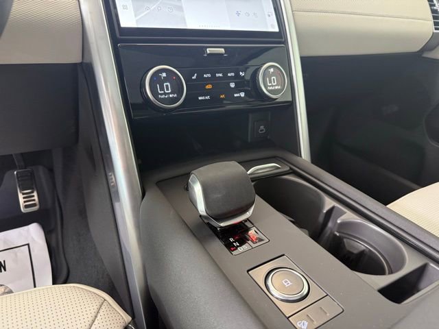 Certified 2025 Land Rover Discovery Dynamic SE image 40