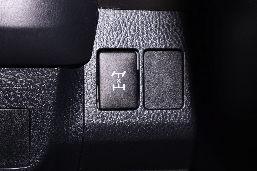 Used 2018 Toyota RAV4 LE w/ Carpet Mat Package AWD/4WD image 25