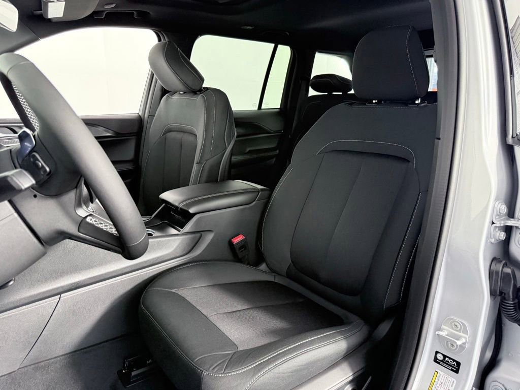 New 2025 Jeep Grand Cherokee Laredo image 10