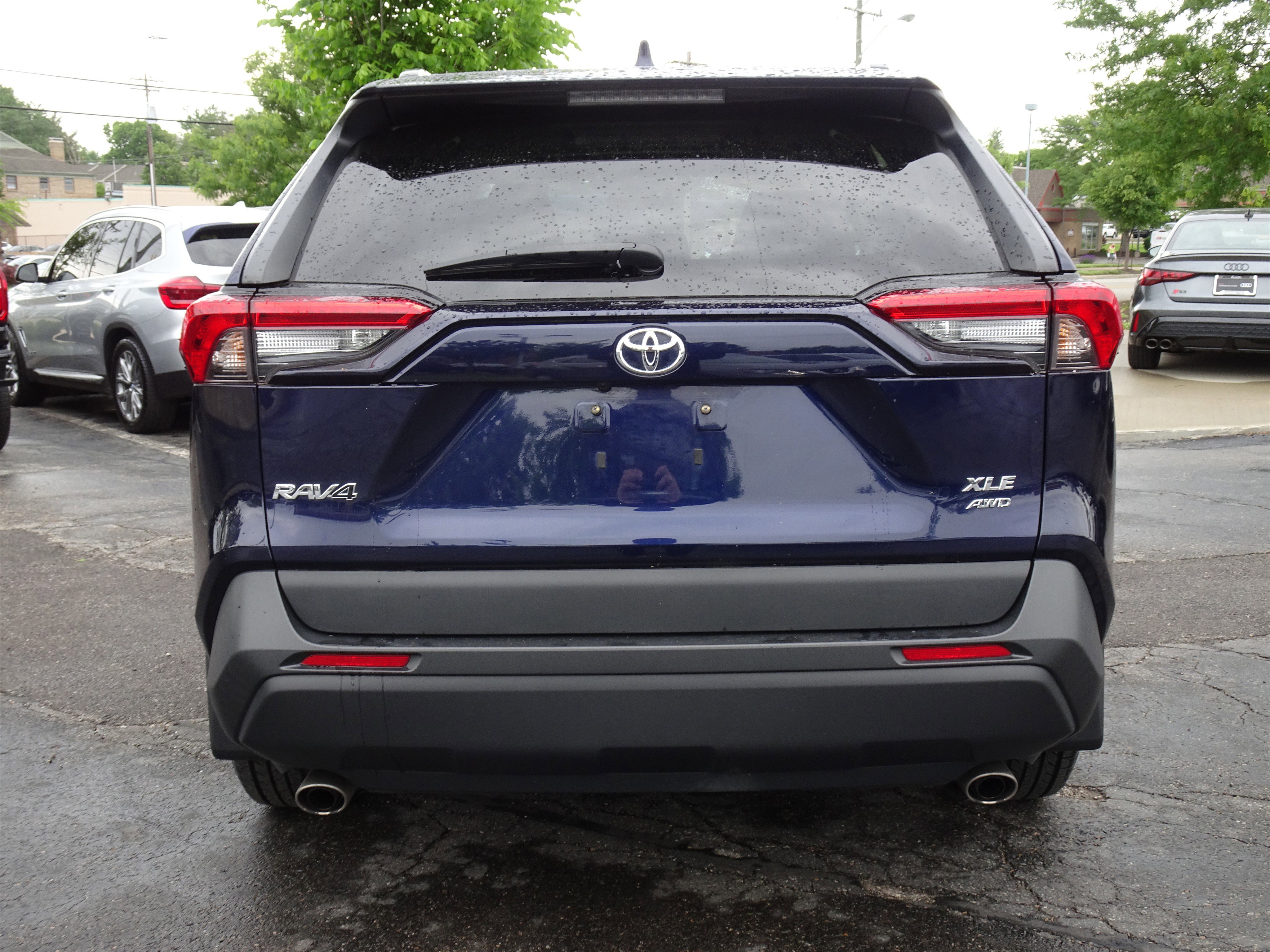 Used 2021 Toyota RAV4 XLE w/ Convenience Package AWD/4WD image 4