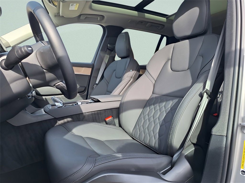 Used 2025 Volvo XC90 B6 Plus image 23