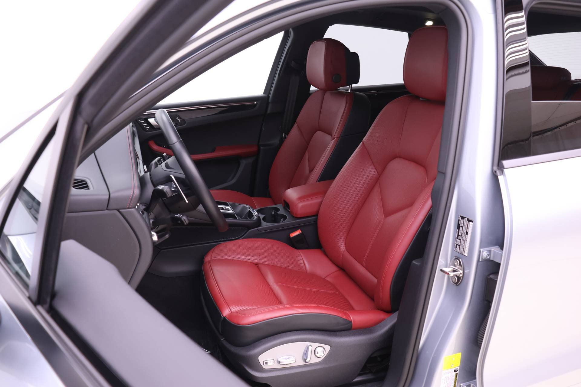 Used 2025 Porsche Macan image 5