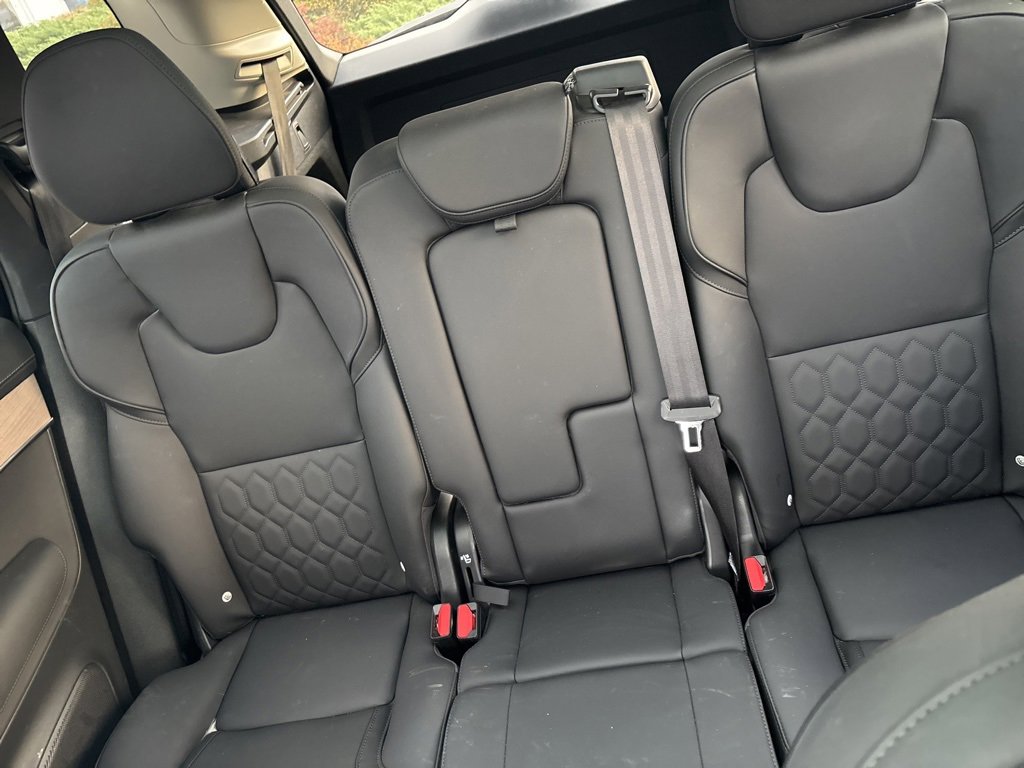 Certified 2025 Volvo XC90 B6 Plus image 33