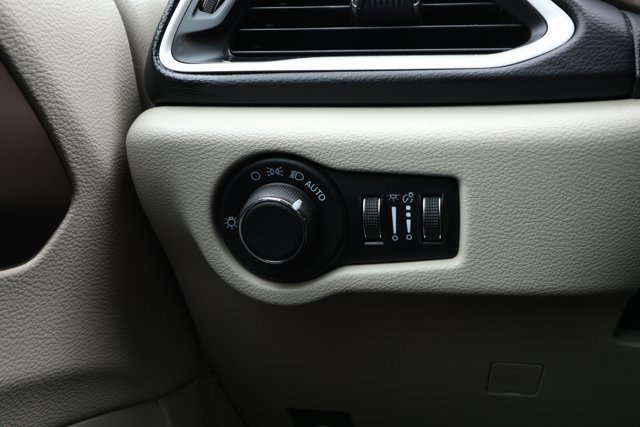 Used 2023 Chrysler Voyager LX image 15