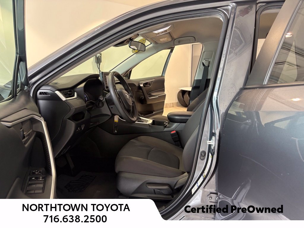 Used 2022 Toyota RAV4 LE w/ Carpet Mat Package (TMS) AWD/4WD image 18