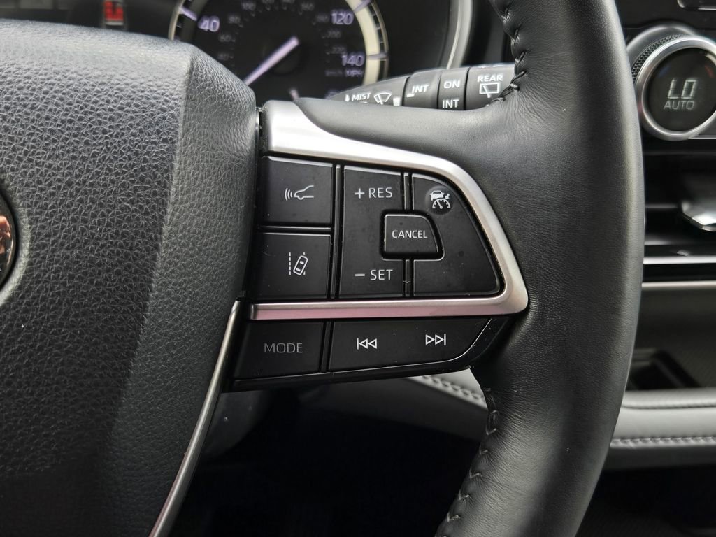 Used 2022 Toyota Highlander XLE FWD image 24