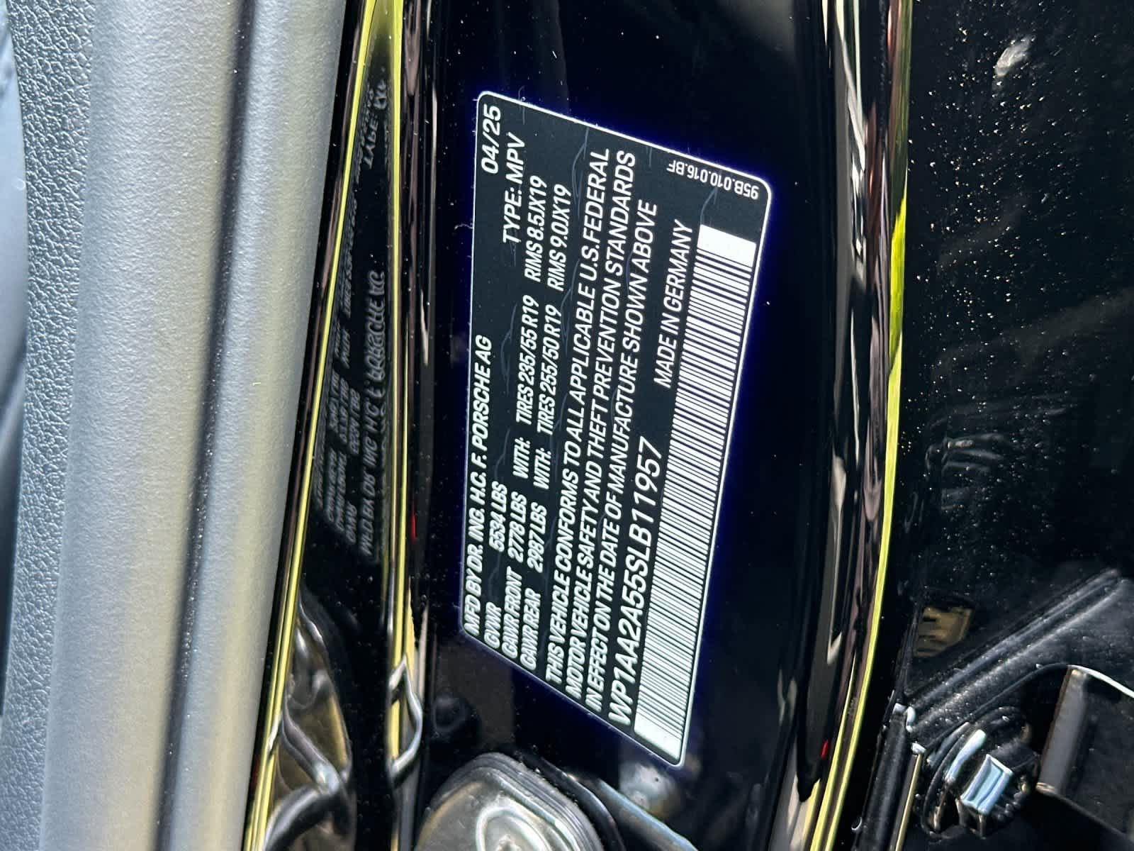 Certified 2025 Porsche Macan AWD/4WD image 33