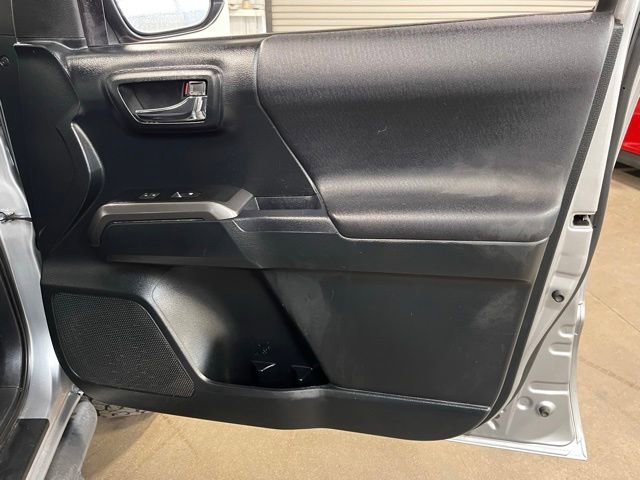 Used 2017 Toyota Tacoma TRD Sport AWD/4WD image 12