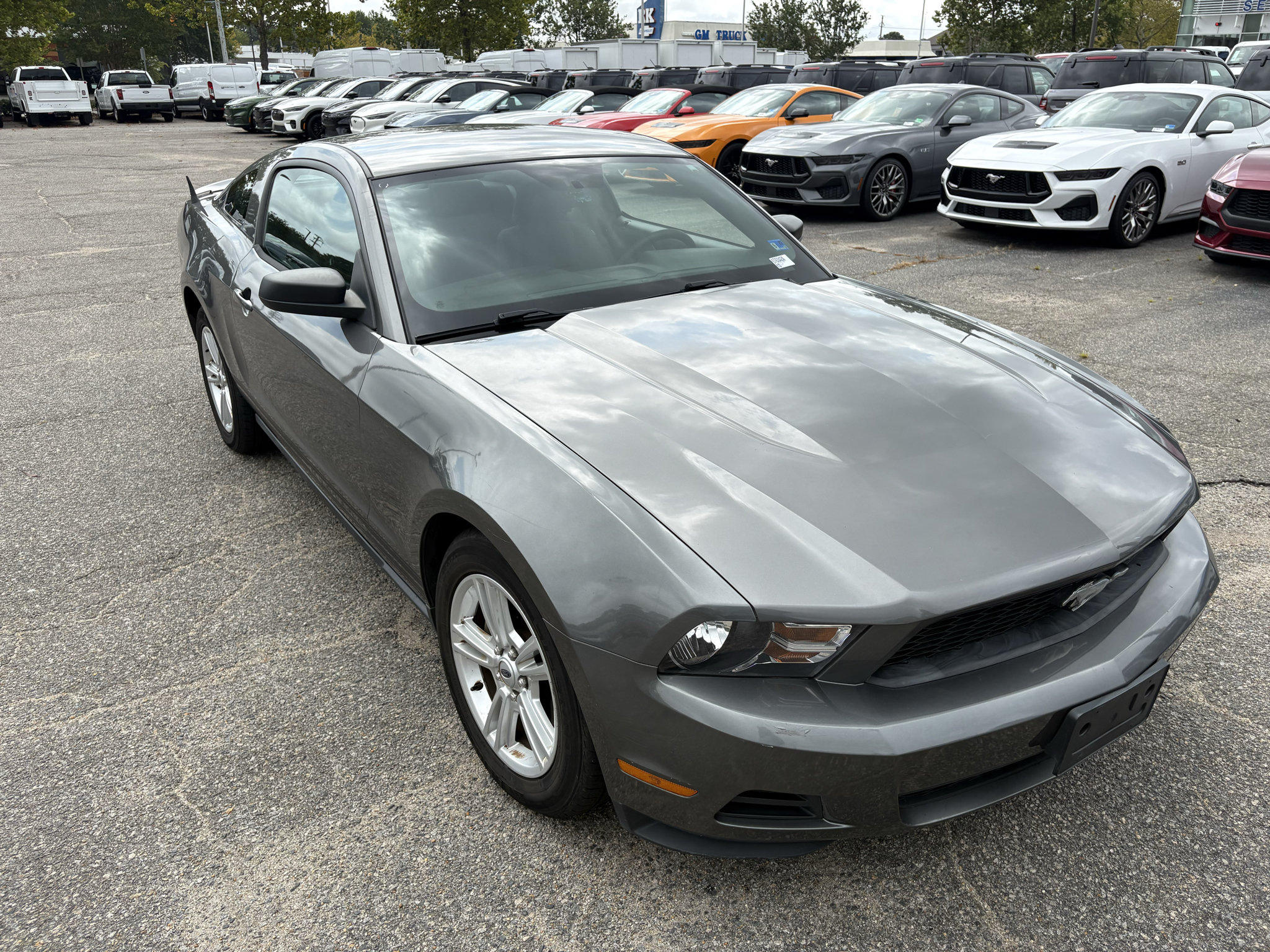 Used 2010 Ford Mustang Coupe RWD image 3