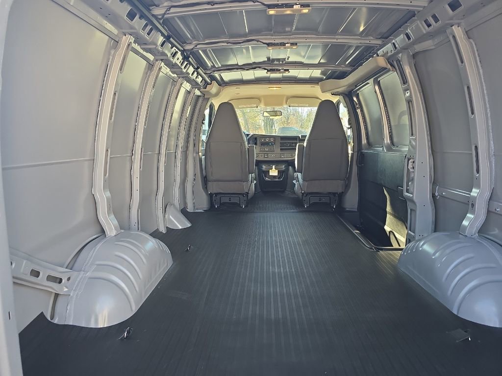 New 2025 Chevrolet Express 3500 w/ Driver Convenience Package image 12
