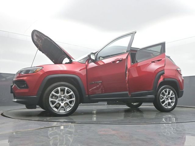 Used 2025 Jeep Compass Limited image 59