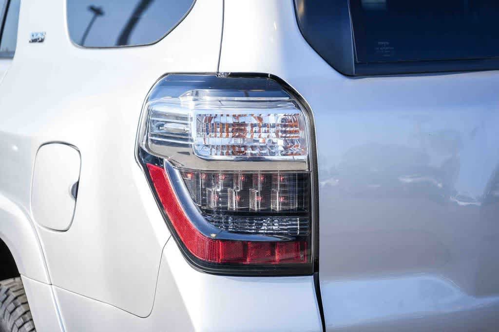 Used 2022 Toyota 4Runner SR5 AWD/4WD image 9