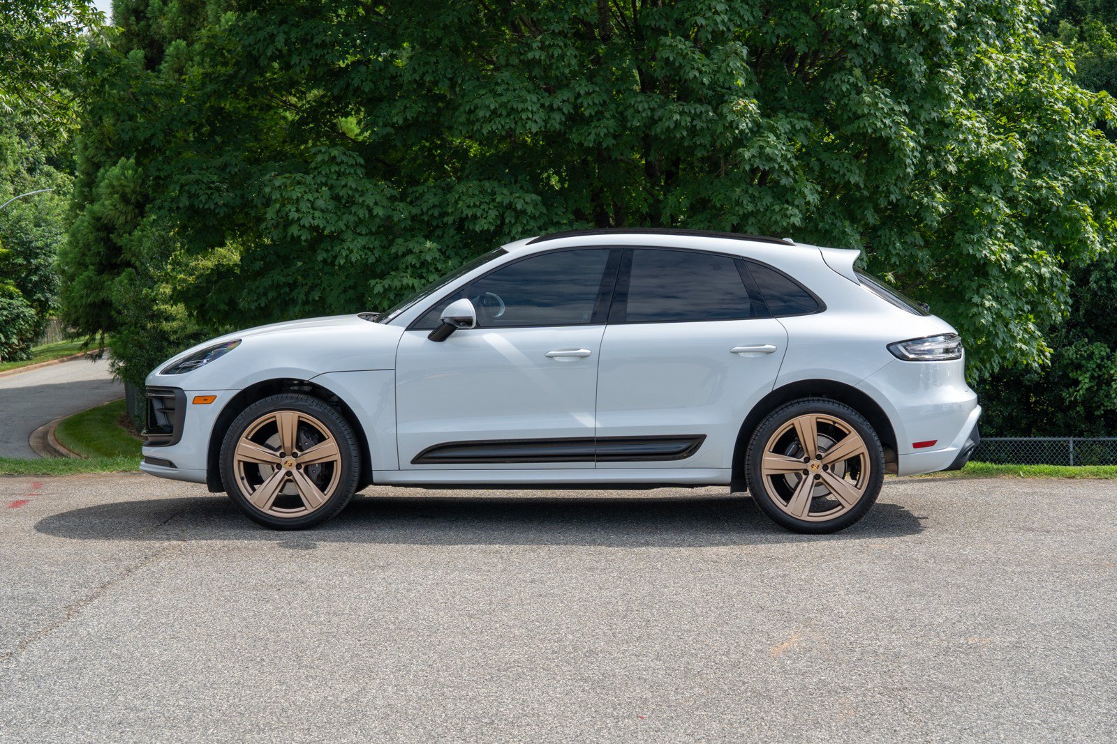 Certified 2024 Porsche Macan AWD/4WD image 2