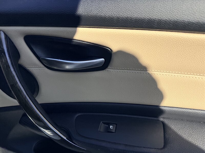 Used 2011 BMW 135i Convertible RWD image 31