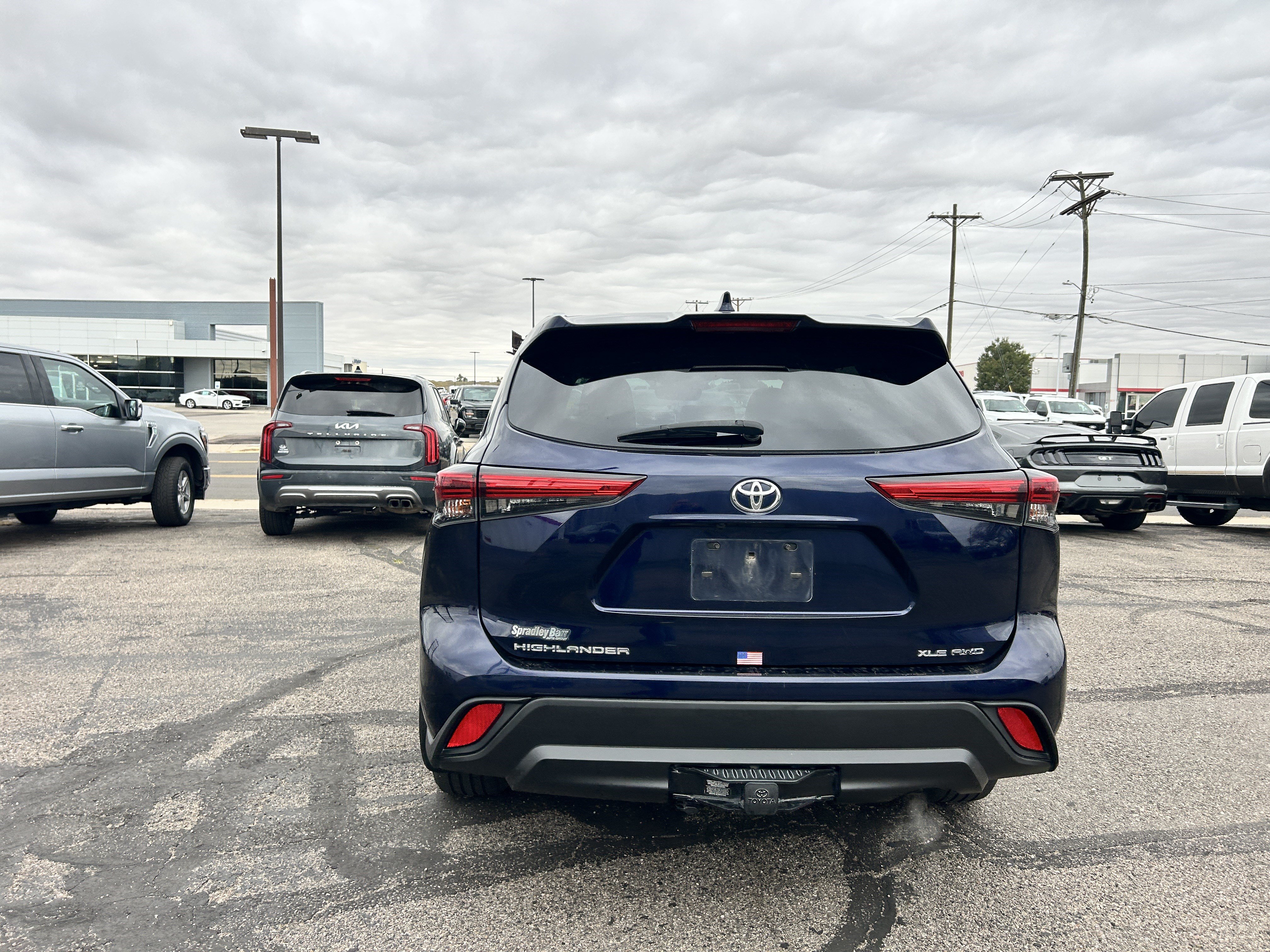 Used 2021 Toyota Highlander XLE AWD/4WD image 4