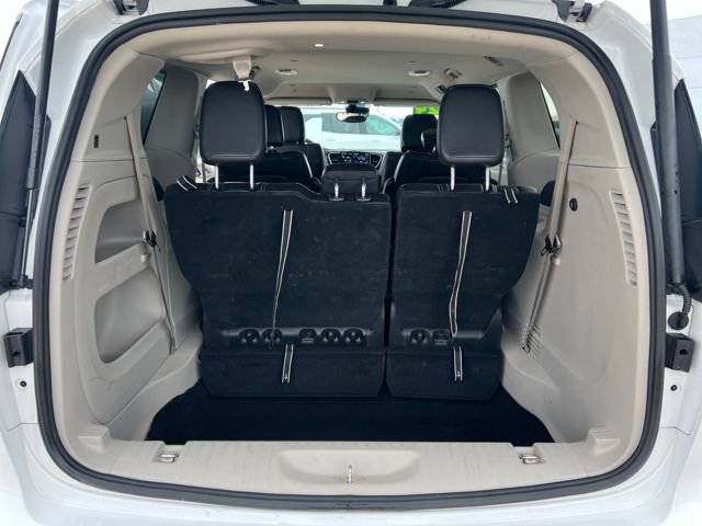Used 2024 Chrysler Pacifica Touring-L image 19