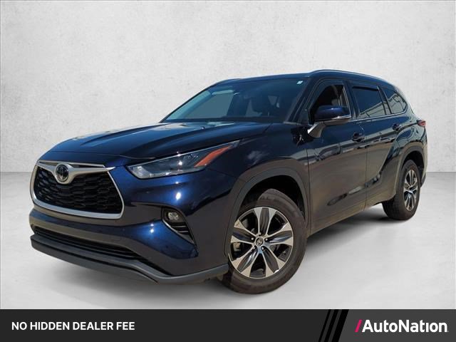 Used 2021 Toyota Highlander XLE FWD image 1