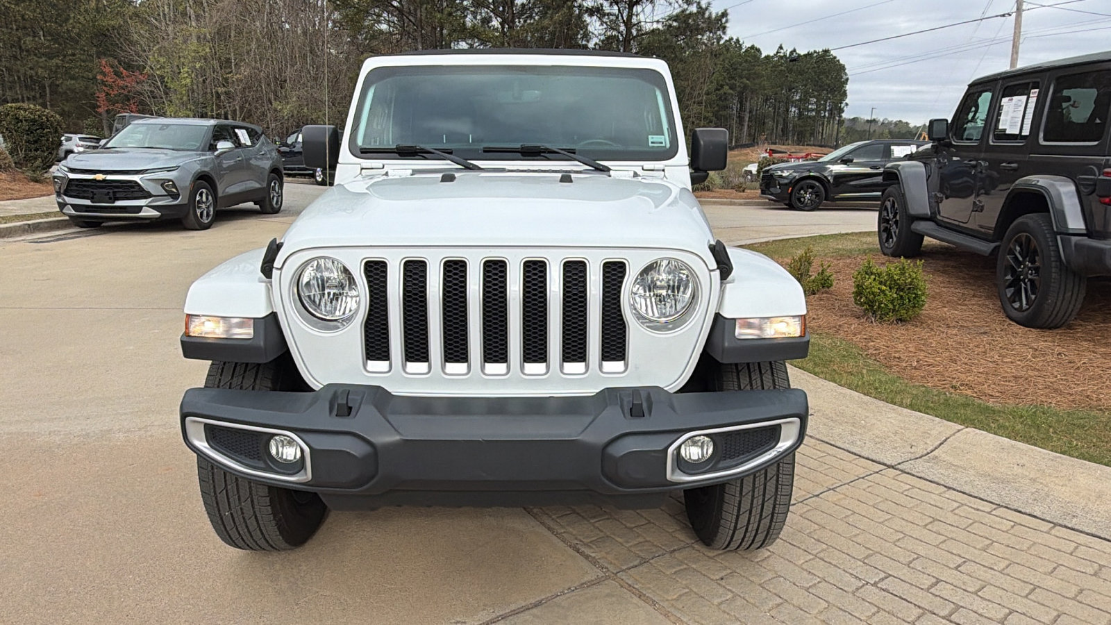 Used 2018 Jeep Wrangler Unlimited Sahara AWD/4WD image 3