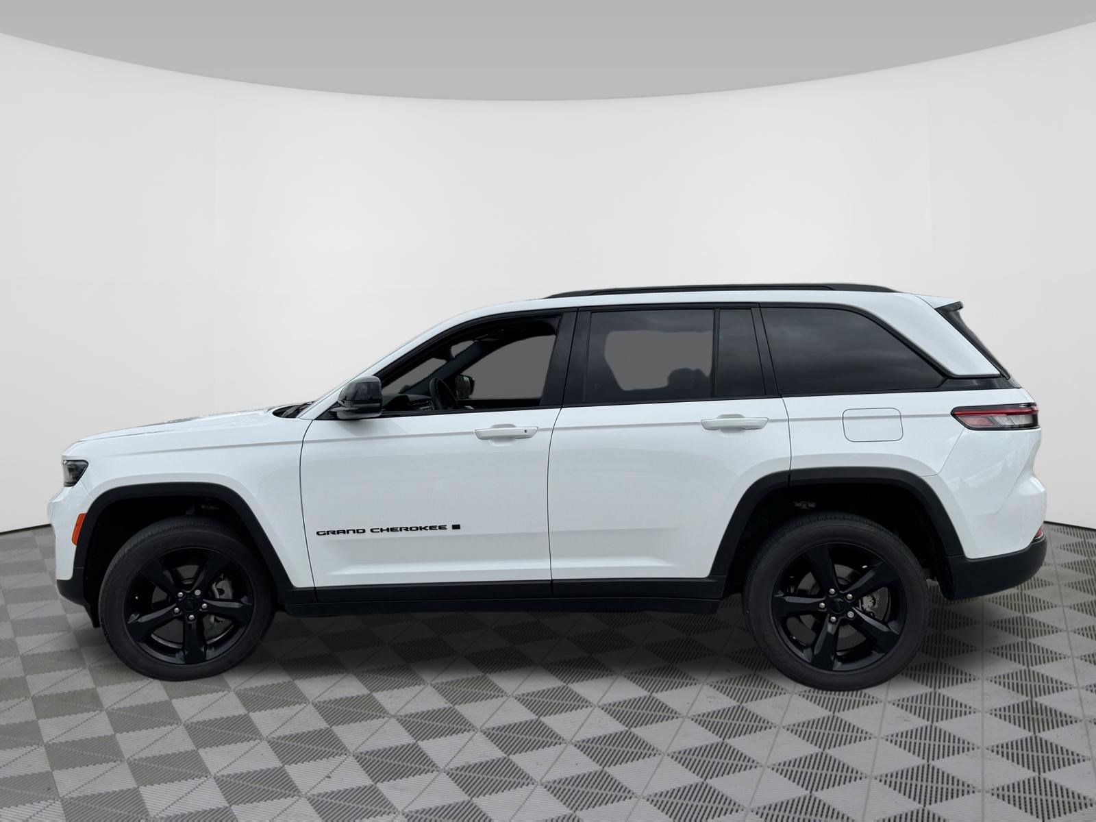 Used 2023 Jeep Grand Cherokee Altitude image 15