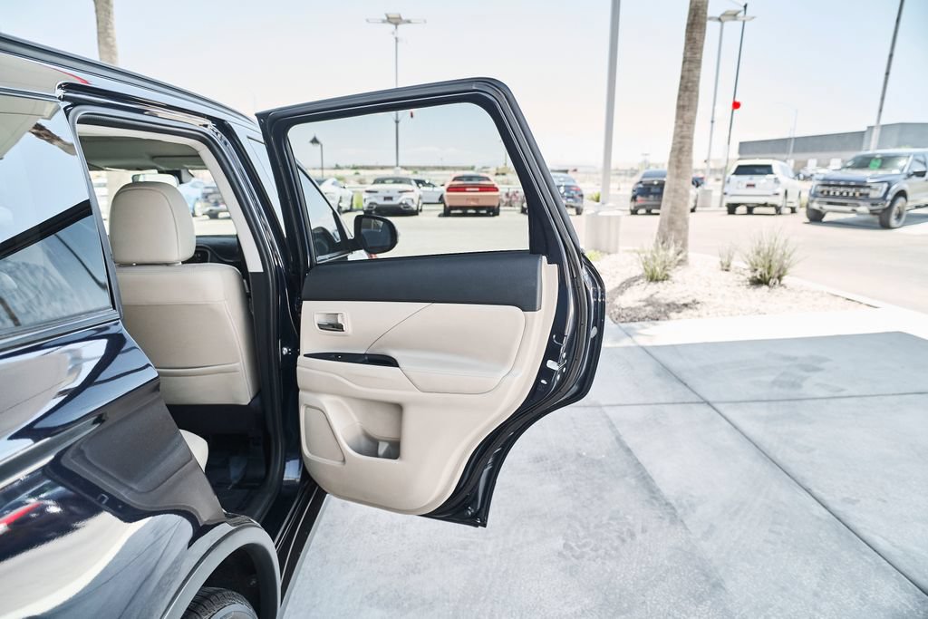 Used 2016 Mitsubishi Outlander SEL FWD image 13