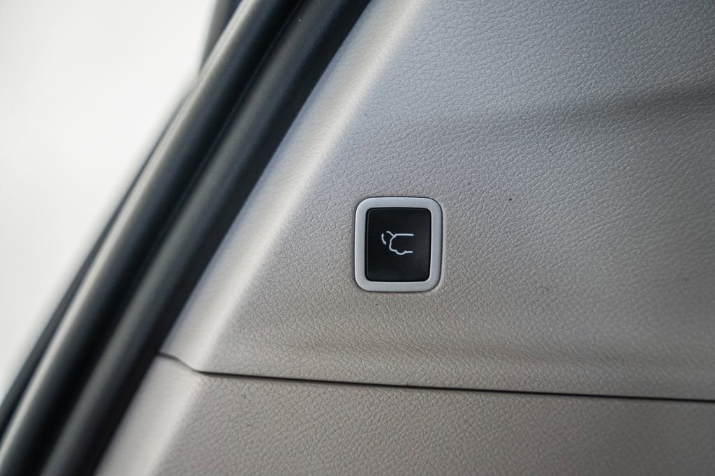 Used 2024 Chrysler Pacifica Touring-L image 11