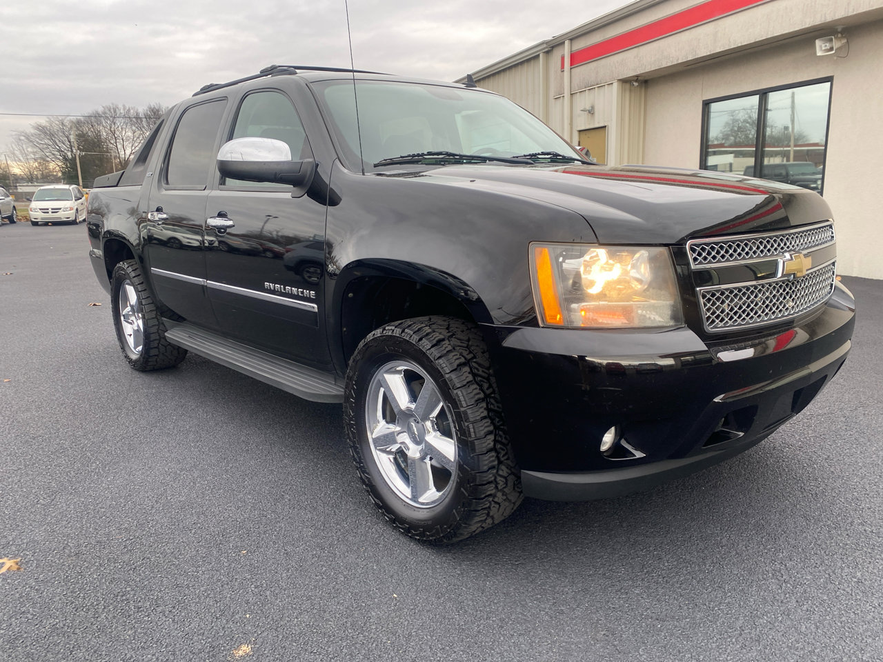 Used 2011 Chevrolet Avalanche LTZ image 3