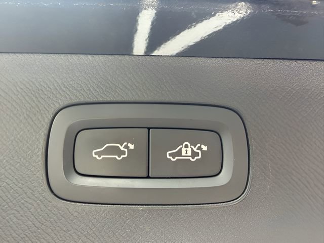 Used 2017 Volvo XC90 T6 Momentum w/ Vision Package image 8